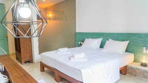 Double Room with Pool View image 10