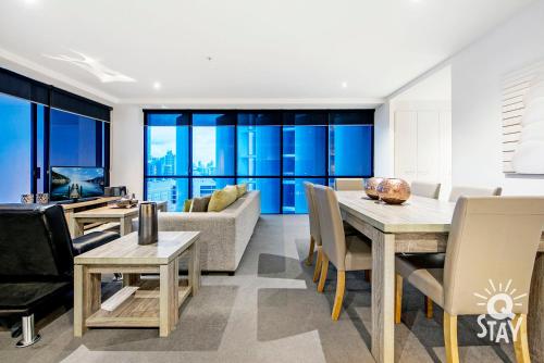 2 Bedroom Ocean SPA Family Apartment Circle on Cavill — Q Stay