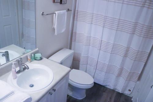 Fantastic Two Bedroom, near Airport, Cozy & Comfy!