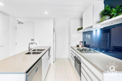 Circle on Cavill 2 Bedroom on 30th Floor!!! — Q Stay