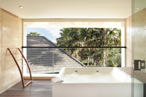 Balcony/terrace, de Vins Sky Hotel Seminyak near Potato Head Beach Club