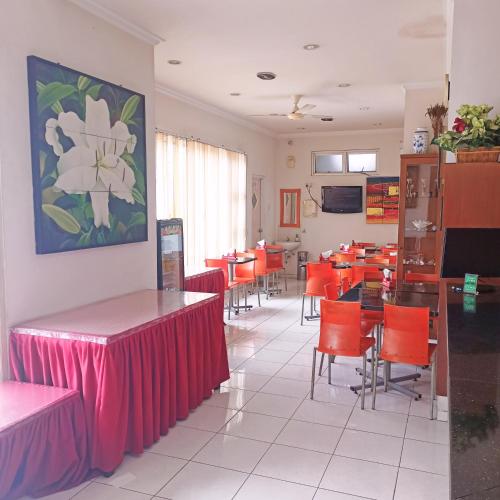 Restaurant, Hotel Flamboyan near Taman Mangli Indah