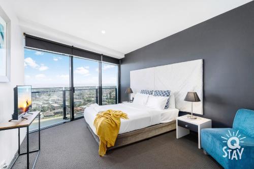 Circle on Cavill 1 Bedroom SPA & Study, Hinterland View - QSTAY