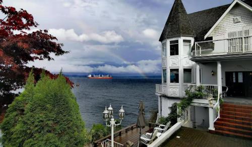 Walkon Waterfront Castle Cove Inn in Chemainus, Canada