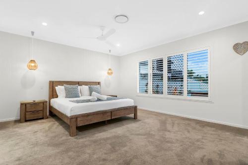 Luxury 5BR Home With Magnesium Pool & Spa With Water Views