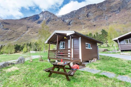 Cottage with Shared Bathroom (4 Adults)
