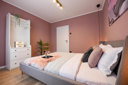 PICTURE PERFECT. 1BR Central Apt