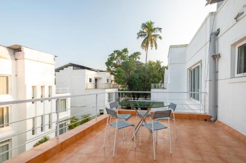 Groovy Hippo Stays - VIlla 8, Luxury 3BHK with swimming pool, walk to the beach