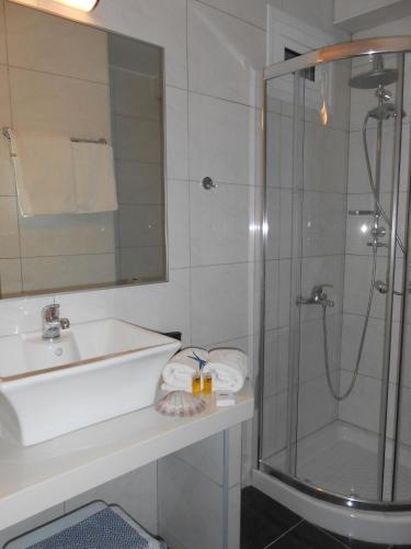 One-Bedroom Apartment (2-3 Adults) image 6