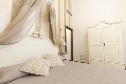 1 queen bed, 1 twin bed