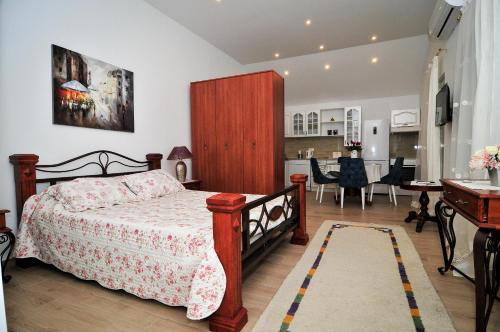 1 queen bed, 1 sofa bed