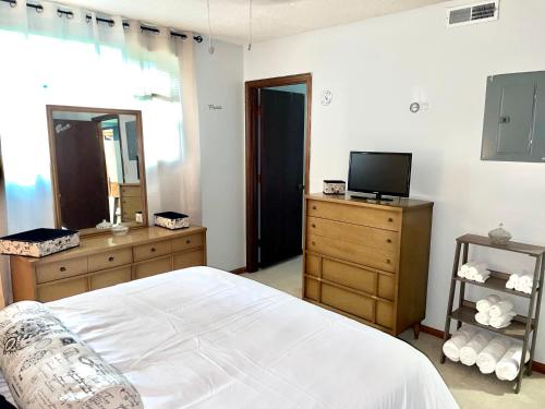 The Perfect Spot- 1 Minute from Aggieville and KSU Pet Friendly