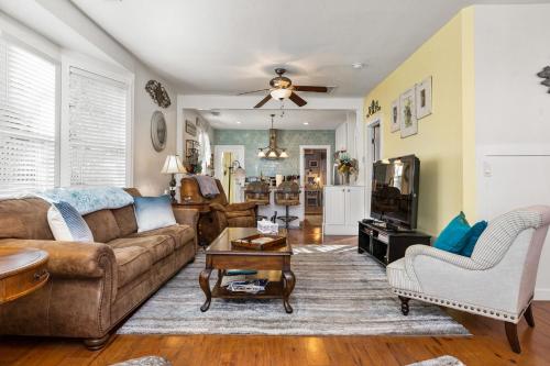 Virginia St. Dollhouse - image 5