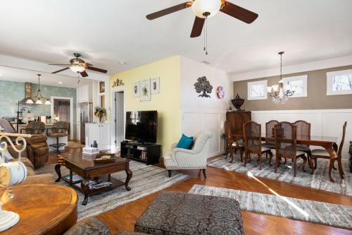 Virginia St. Dollhouse - image 12