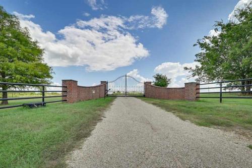 Luxury 5 Acre Private Estate on Lake Ray Roberts - Tap to explore photos