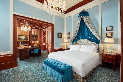 1 queen bed, 2 twin beds