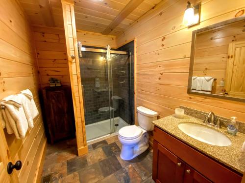 UV Log home with direct Cannon Mountain views Minutes to attractions Fireplace Pool Table AC