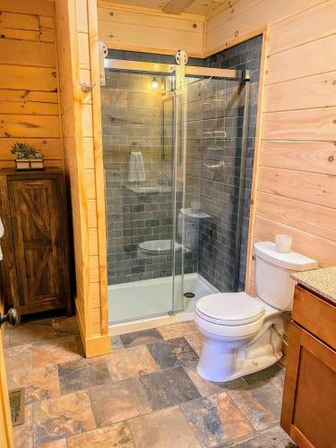 UV Log home with direct Cannon Mountain views Minutes to attractions Fireplace Pool Table AC