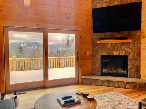 UV Log home with direct Cannon Mountain views Minutes to attractions Fireplace Pool Table AC