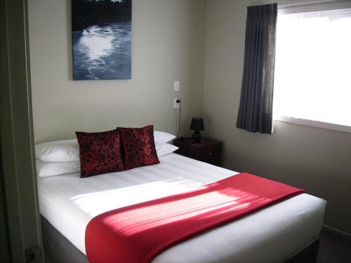 Albert Court Motor Lodge Albert Court Motor Lodge is a popular choice amongst travelers in Hamilton, whether exploring or just passing through. Both business travelers and tourists can enjoy the propertys facilities and serv