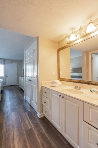 Bathroom, Club Destin Condos near Joe's Crab Shack
