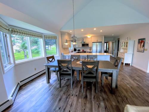 F7 Comfortable golf course townhouse within walking distance of Mount Washington Hotel! - image 5