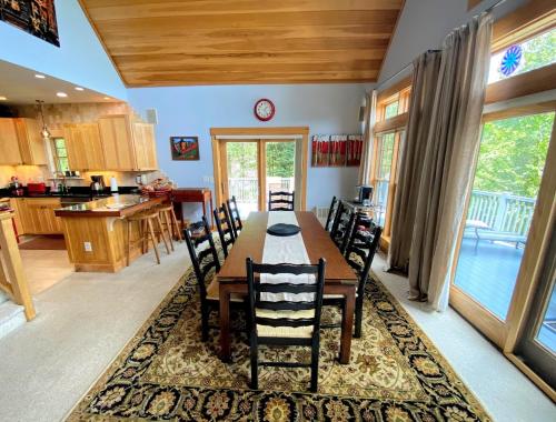 E5 Beautiful Bretton Woods slopeside home amazing views of Mount Washington! Hot Tub AC - image 3