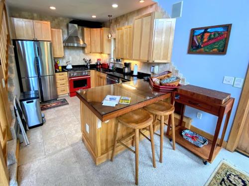 E5 Beautiful Bretton Woods slopeside home amazing views of Mount Washington! Hot Tub AC - image 11