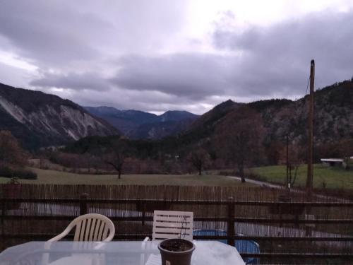 Vue sur les montagnes gîte à louer Aurent