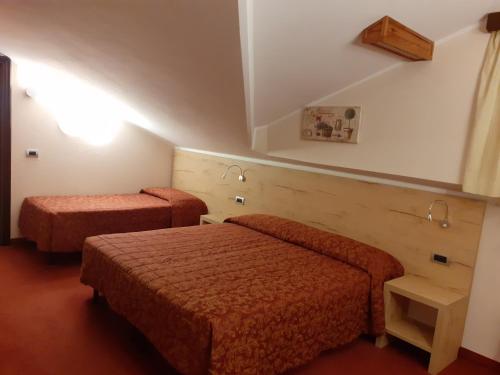 1 queen bed, 1 twin bed