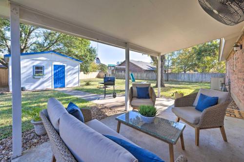 Updated Blue Door Haus about 1 Mi to Main St! in Fredericksburg, USA