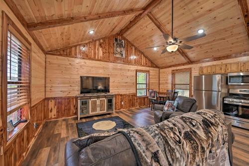Cozy Broken Bow Cabin, Walk to the Lukfata Creek! - Rufe, OK