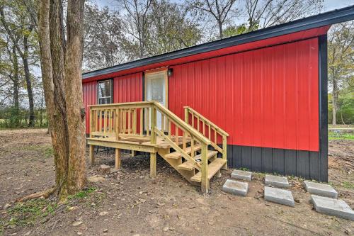 Cozy Broken Bow Cabin, Walk to the Lukfata Creek!