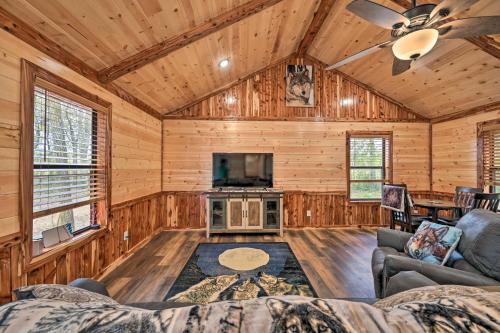 Cozy Broken Bow Cabin, Walk to the Lukfata Creek!