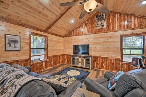 Cozy Broken Bow Cabin, Walk to the Lukfata Creek!