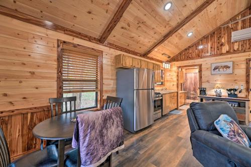 Cozy Broken Bow Cabin, Walk to the Lukfata Creek!