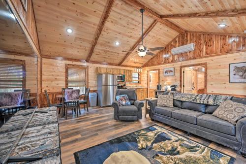 Cozy Broken Bow Cabin, Walk to the Lukfata Creek!