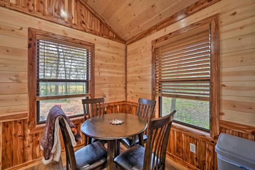 Cozy Broken Bow Cabin, Walk to the Lukfata Creek!