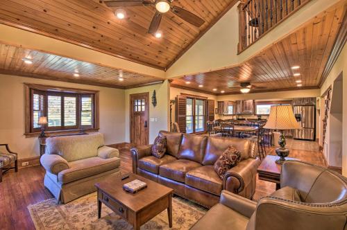. Clarkesville Ranch Cabin w/ Screened-In Porch!