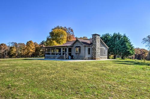 Clarkesville Ranch Cabin w/ Screened-In Porch! in Hollywood