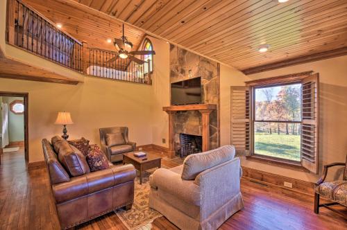 Clarkesville Ranch Cabin w/ Screened-In Porch! in Hollywood