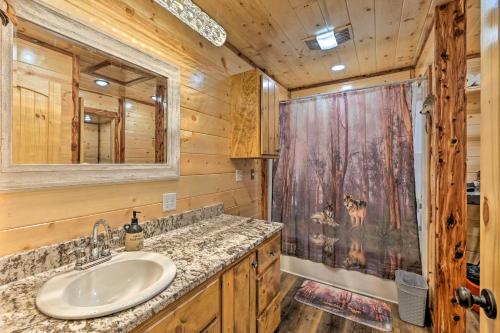 Cozy Broken Bow Cabin, Walk to the Lukfata Creek!