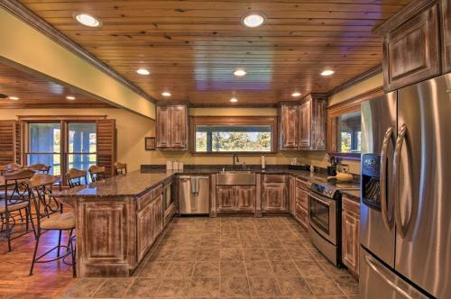 Clarkesville Ranch Cabin with Screened-In Porch! in Lakemont, USA