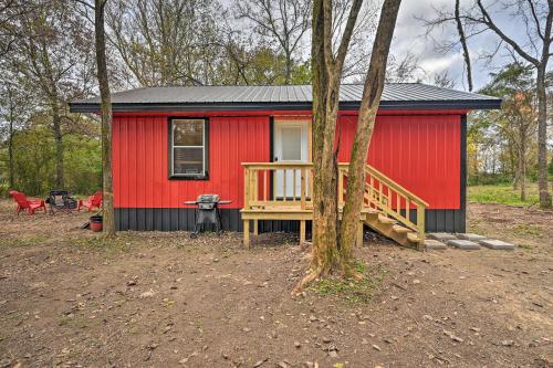 Cozy Broken Bow Cabin, Walk to the Lukfata Creek!