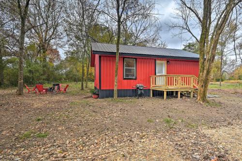 Cozy Broken Bow Cabin, Walk to the Lukfata Creek!