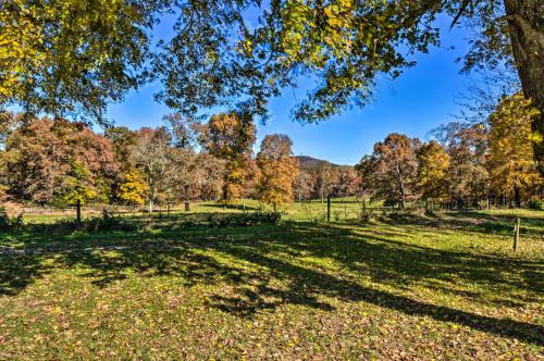 Clarkesville Ranch Cabin with Screened-In Porch!