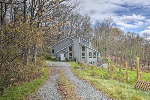 Unique Catskills Hideaway - Walk to Lake Jeff in Jeffersonville, USA
