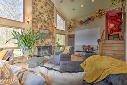 Unique Catskills Hideaway - Walk to Lake Jeff in Jeffersonville, USA