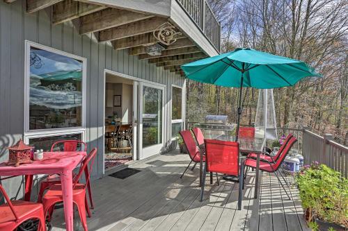 Unique Catskills Hideaway - Walk to Lake Jeff in Jeffersonville, USA
