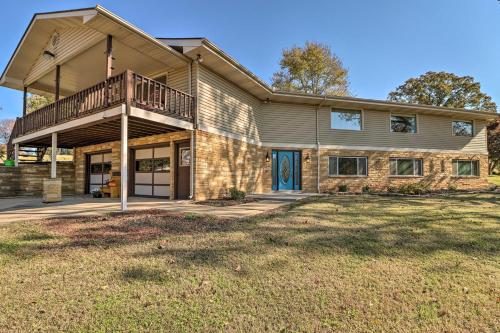 Large Home with Games Walk to Bull Shoal Lake! in Bull Shoals, USA
